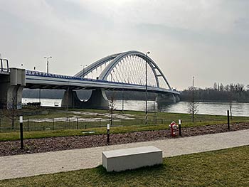 Bratislava - Eurovea 2, Park so sochou pri moste Apollo